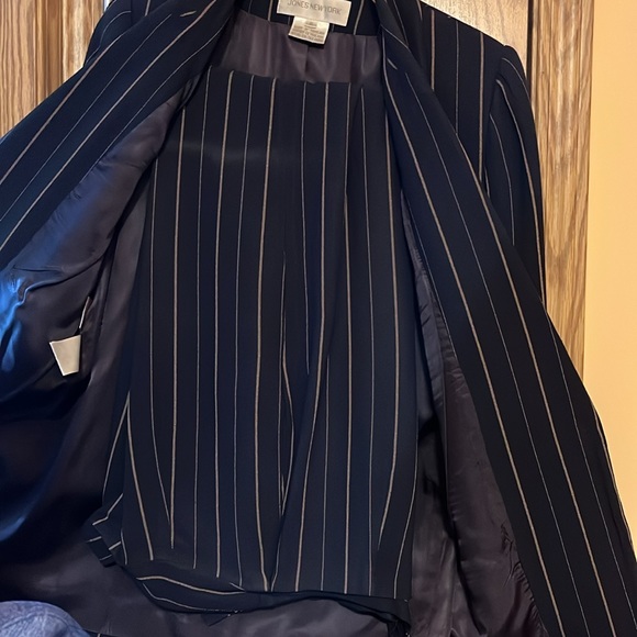 Jones of New York Navy Pin Stripe Suit. - Picture 4 of 4